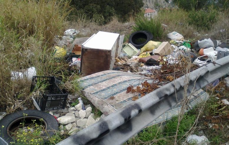 Puglia-bando-per-rimozione-di-rifiuti-abbandonati-su-aree-pubbliche-comuni-beneficiari-e1445010347958